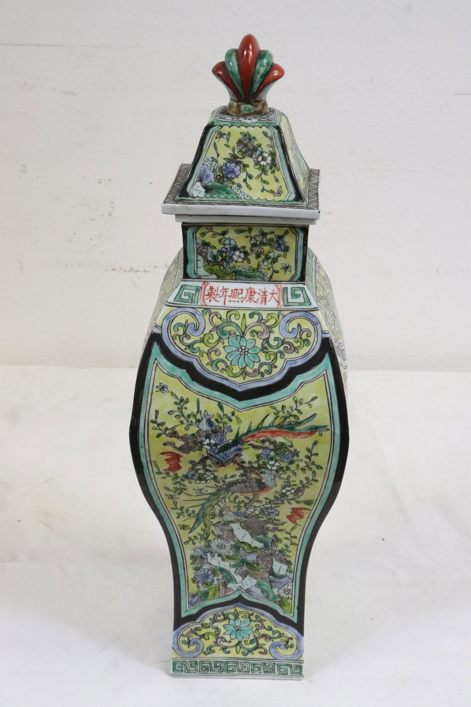 Chinese antique porcelain covered jar, Kangxi mark (1 of 12)