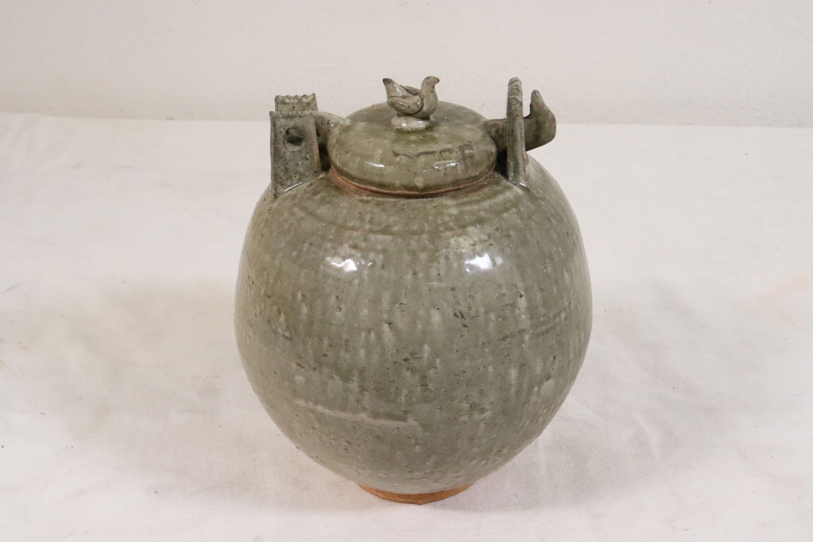 Korean celadon jar with lockable cover (1 of 9)