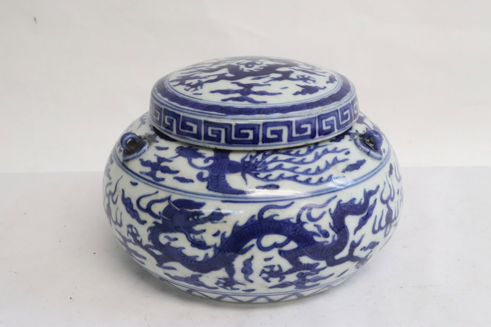 A blue & white porcelain covered tea caddy: A blue and white porcelain covered tea caddy, 4.35"x6.65"dia