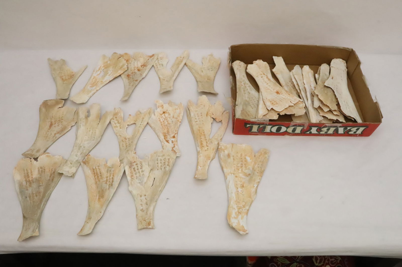 Lot of bone plaques with calligraphy: Lot of bone plaques with calligraphy