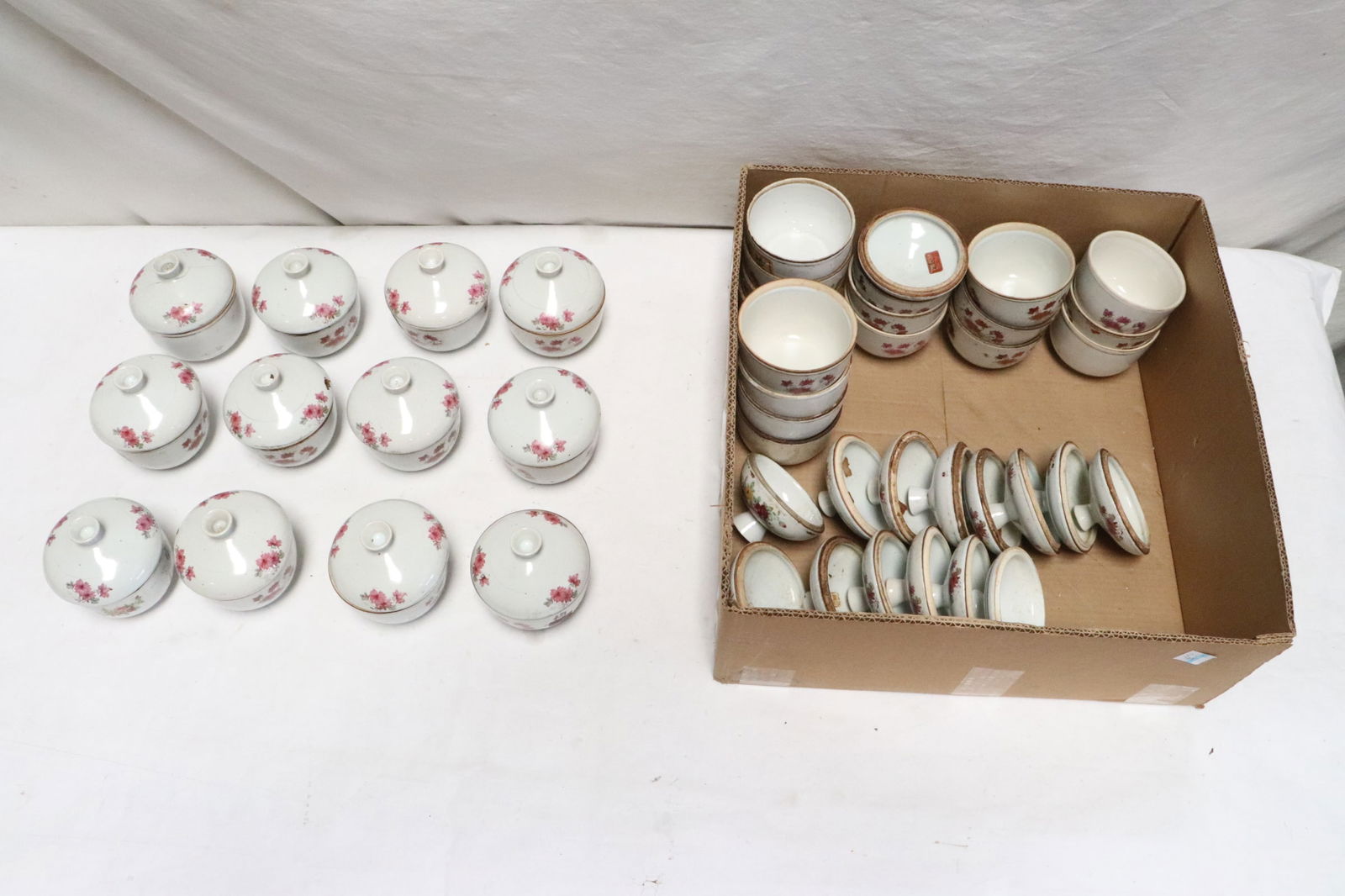 28 Chinese wucai porcelain tea caddies (1 of 8)