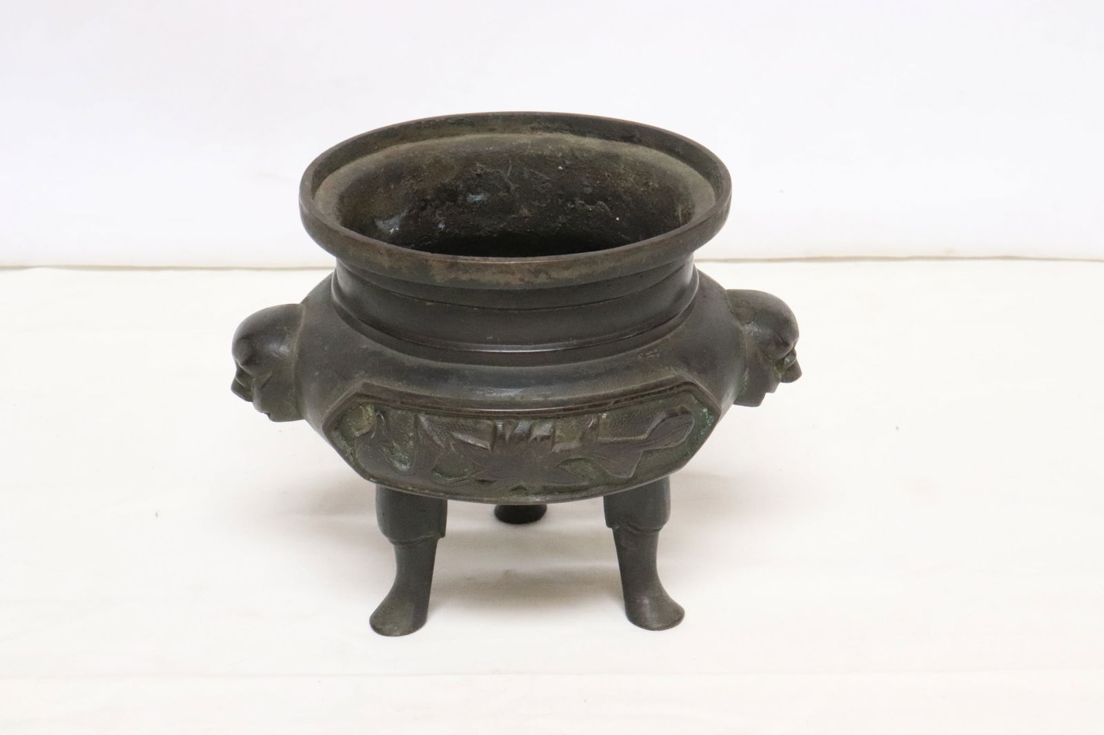 Chinese vintage bronze censer, one leg repair (1 of 8)