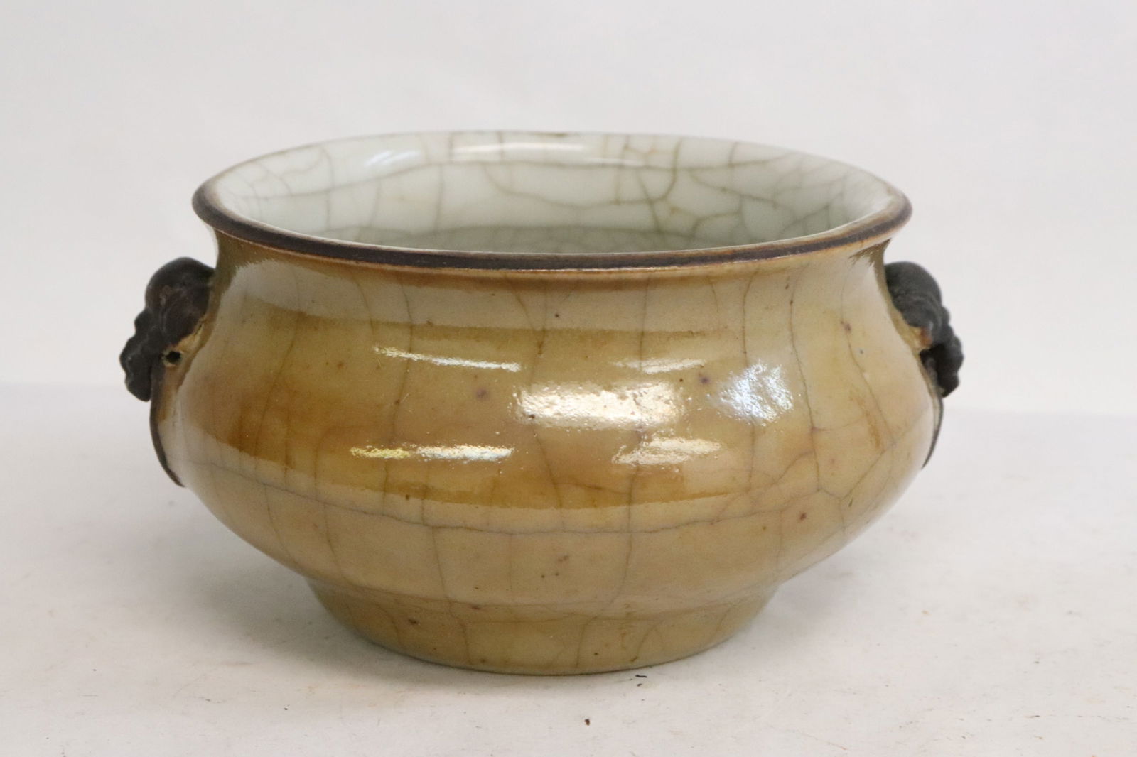 Chinese antique porcelain censer: Chinese antique porcelain censer, 2.63"x5.25"x4.75