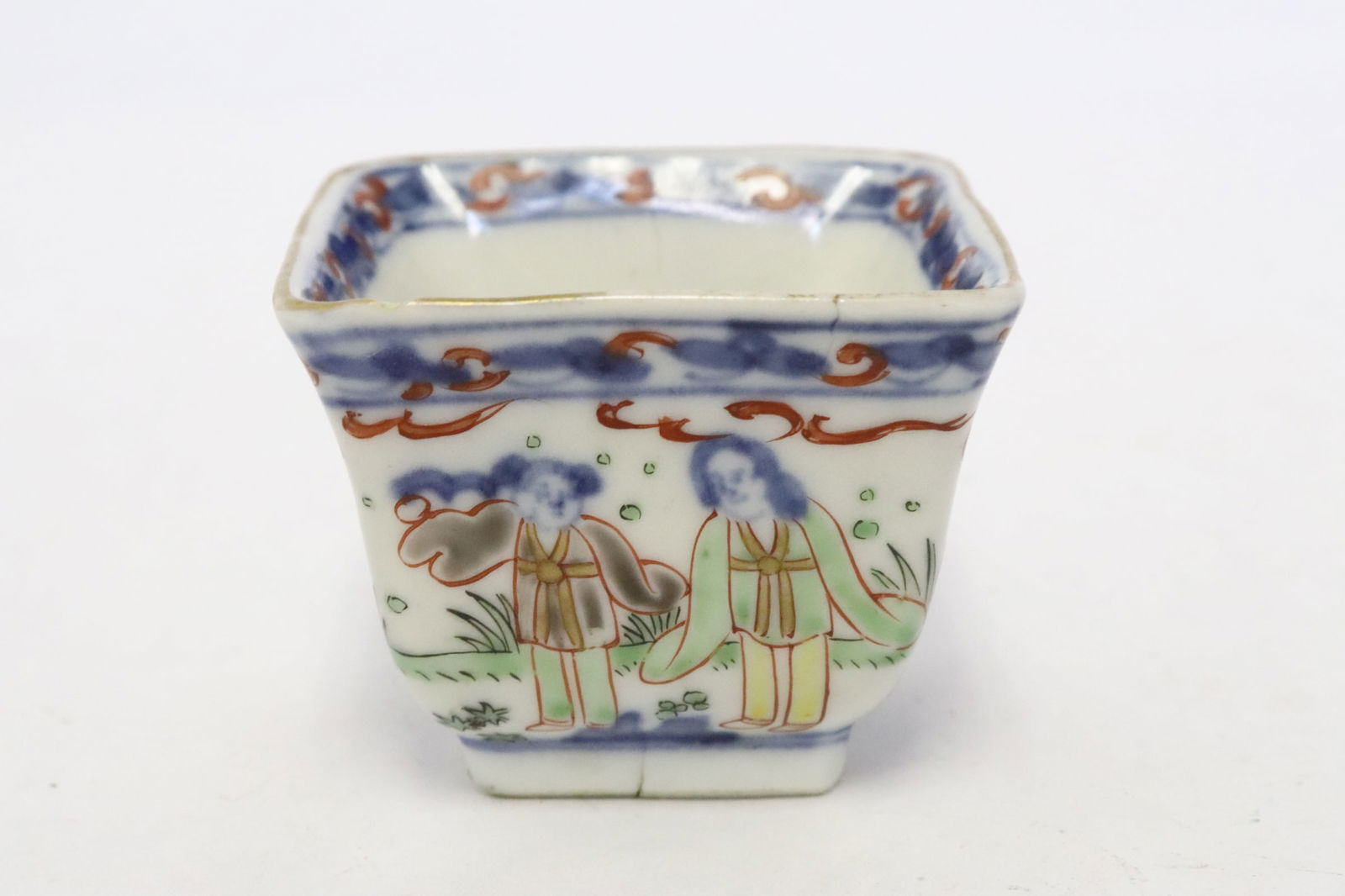 Chinese antique wucai porcelain square wine cup: Fine Chinese antique wucai porcelain square wine cup 1.63"x2.1"x2.1"