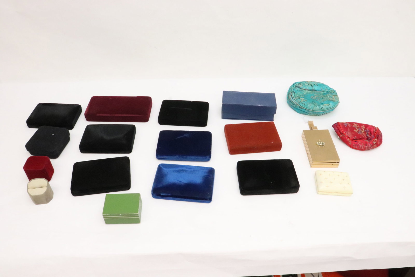 Lot of compact, jewelry boxes, bags (1 of 9)