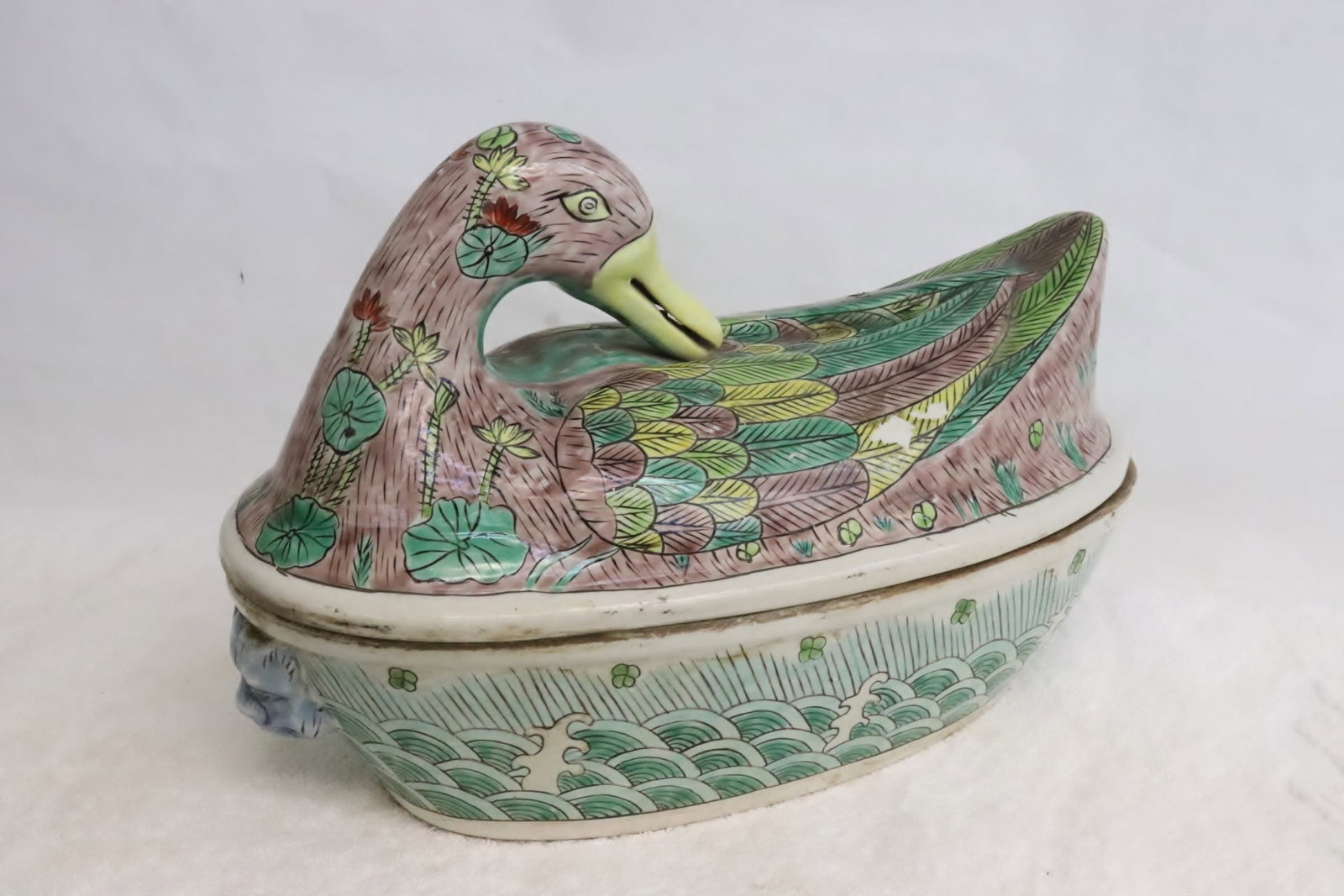 Wucai porcelain covered tureen in the form of duck: Wucai porcelain covered tureen in the form of duck, 8.6"H