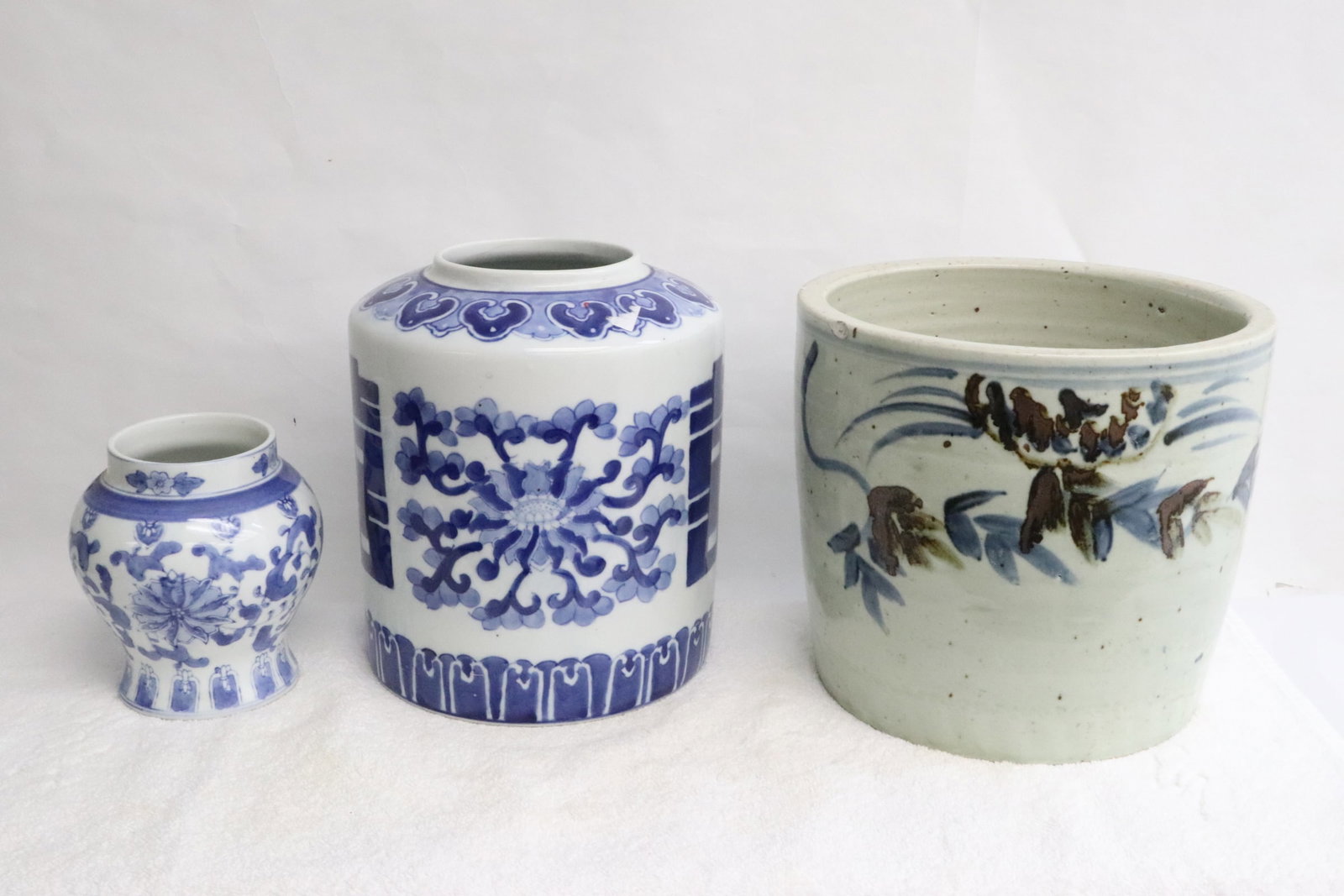 3 pieces Chinese blue and white porcelain: 3 pieces Chinese blue and white porcelain; 2 jars (5.6"x4.9"dia, 8.85"x7.7"dia), and a planter (hairline) (8.3"x9.3"dia)