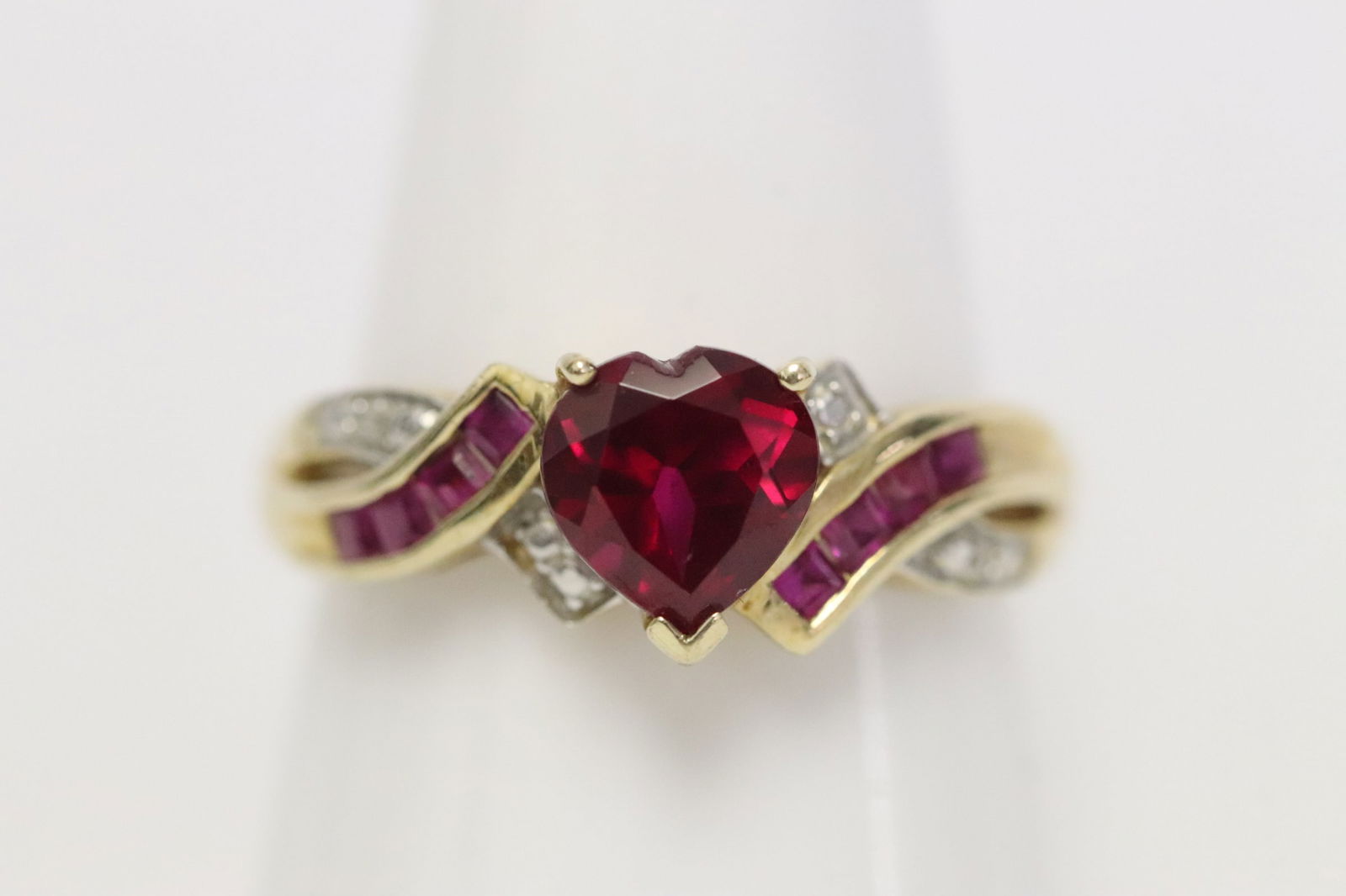 10K Y/G ring with red stone (1 of 9)