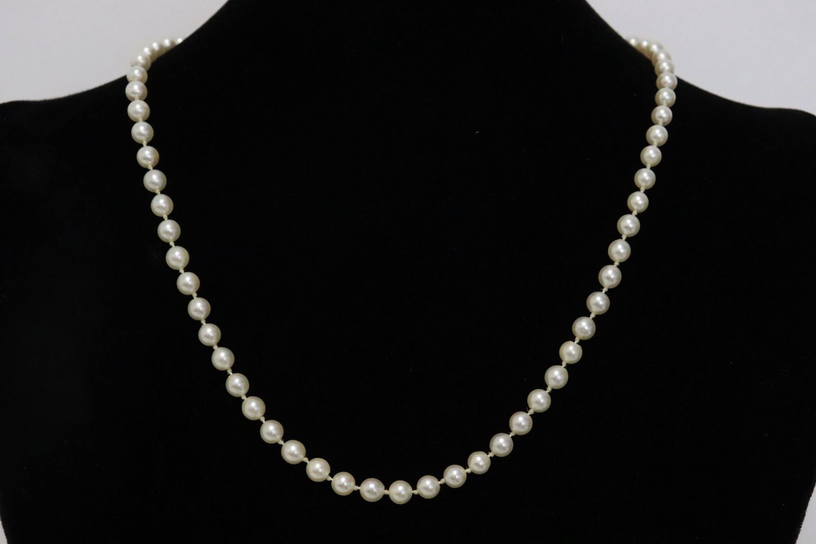 Fine cultured pearl necklace 10K W/G clasp (1 of 7)