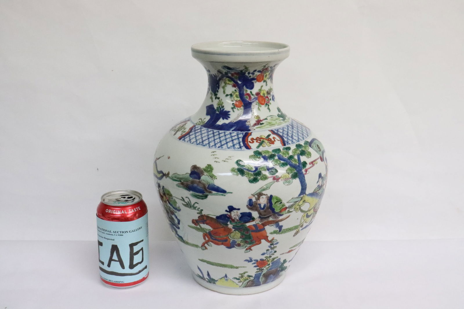 Chinese famille rose porcelain jar: Chinese famille rose porcelain jar, 12.6"x9.2"dia