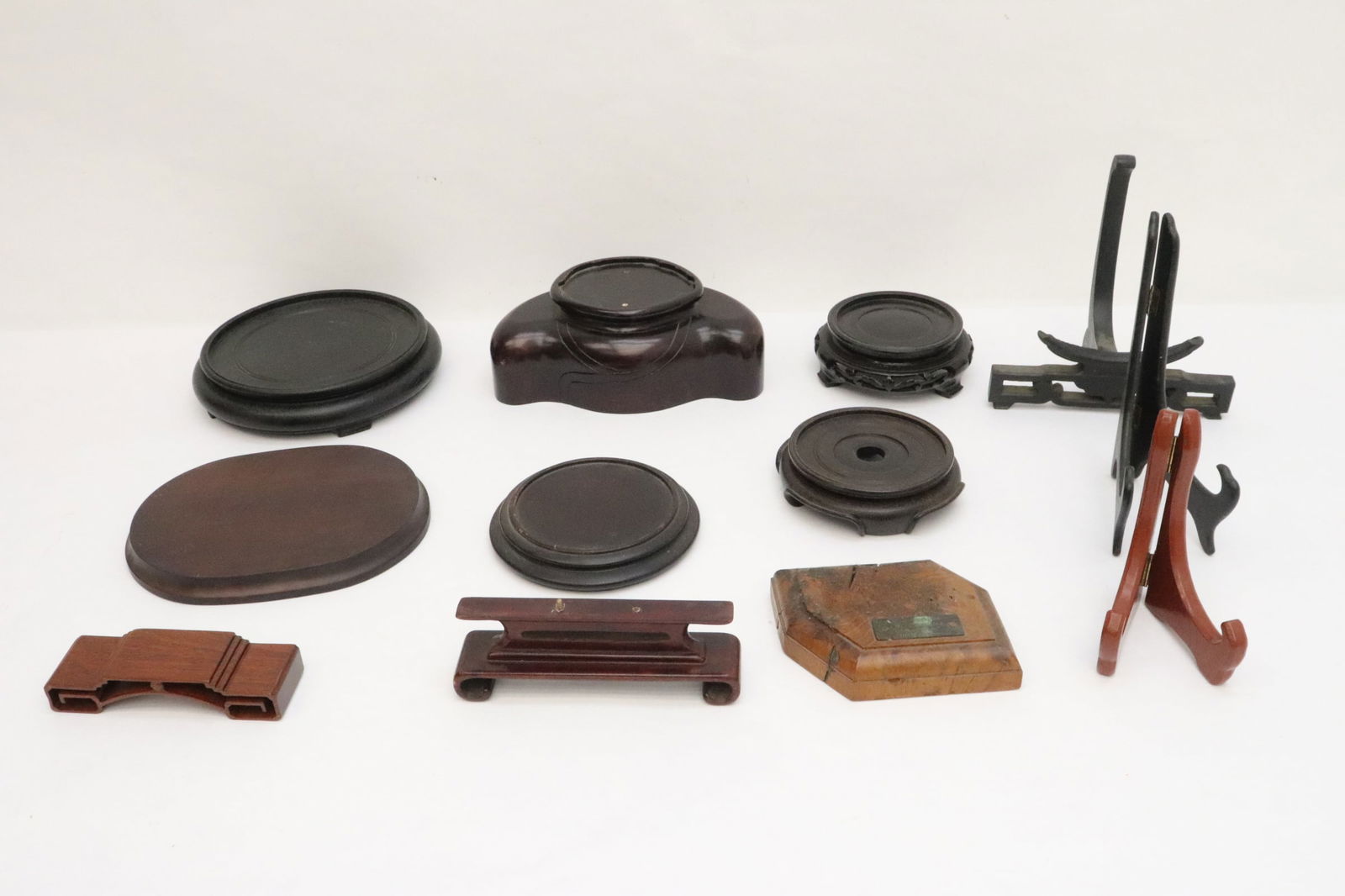 Lot of Chinese wood stands (1 of 10)
