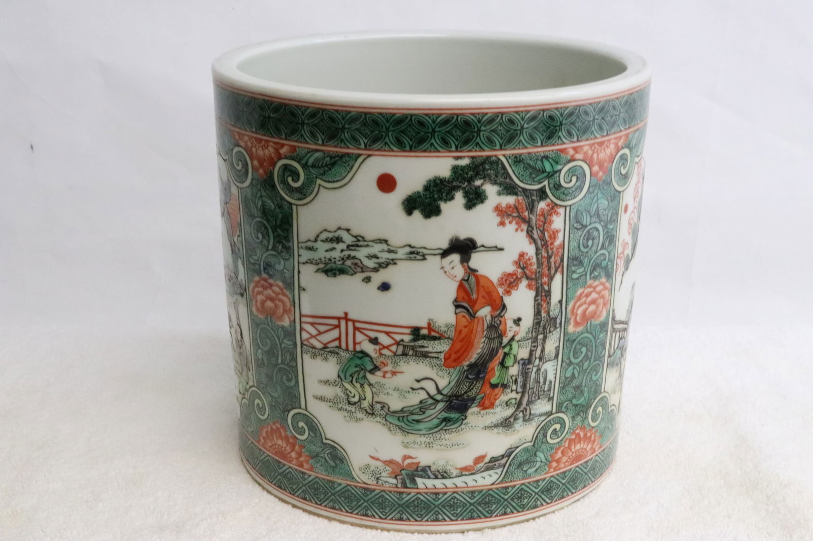 Large Chinese famille rose porcelain brush holder: Large Chinese famille rose porcelain brush holder, 7.2"x7.25"dia