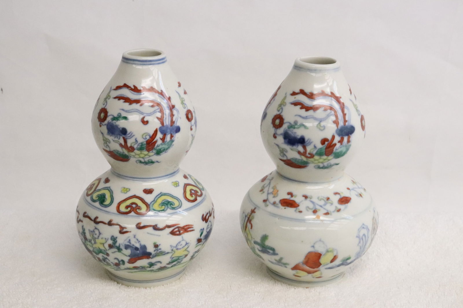 2 wucai porcelain gourd shape vases (1 of 10)