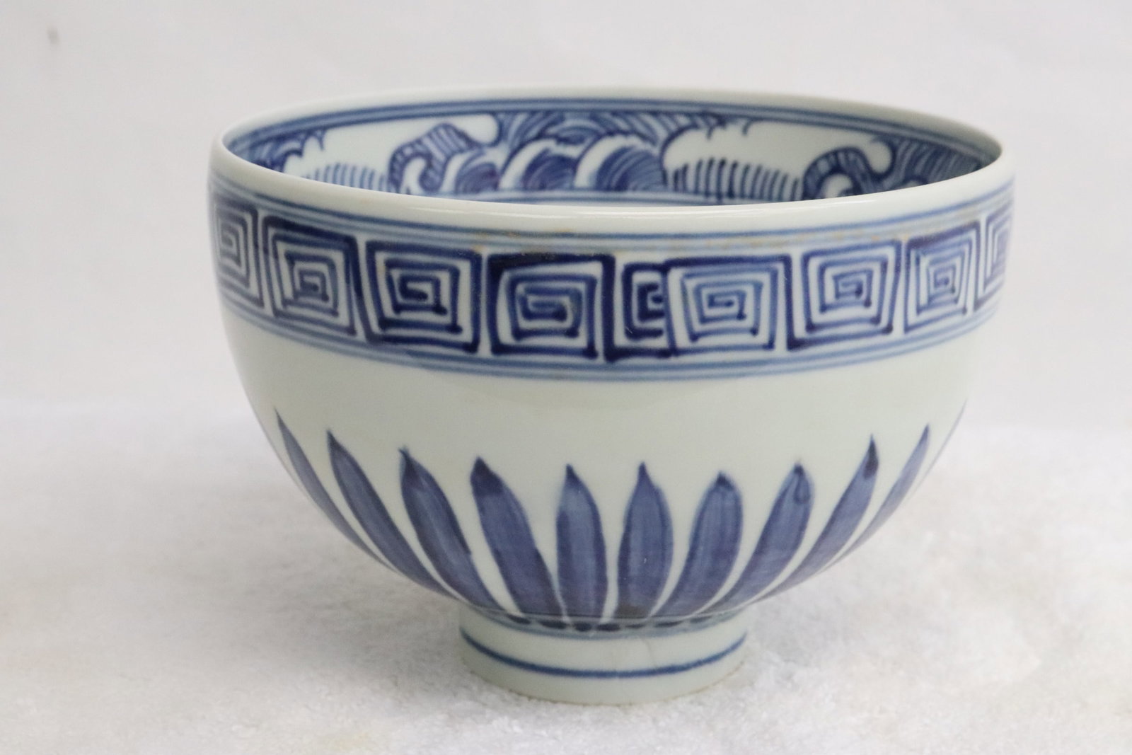 Chinese blue and white bowl: Chinese blue and white bowl, 4.05"x5.85"dia