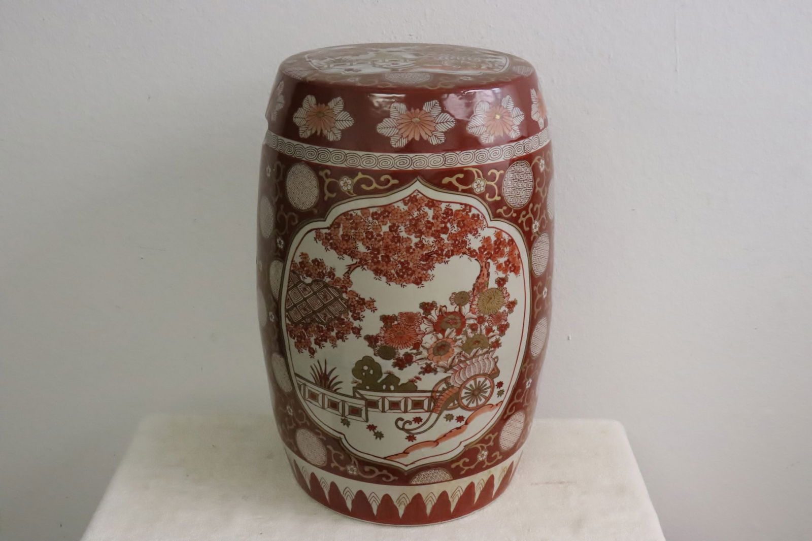 Japanese kutani garden stool: Japanese kutani garden stool, crack, 18.3"x12.2"dia