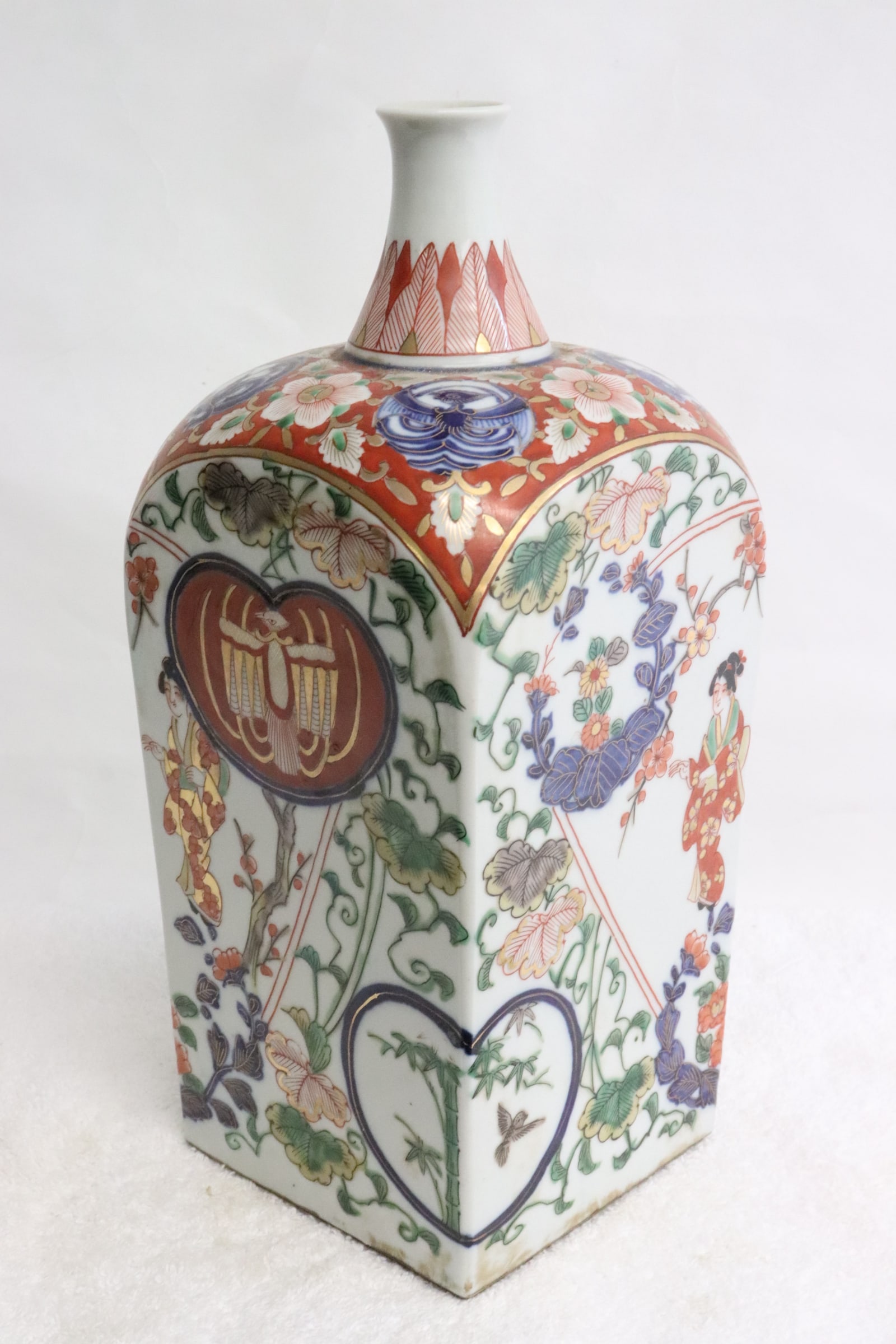 Rare Japanese antique imari wine bottle: Rare Japanese antique imari wine bottle, 11.1"x4.75"x4.75"