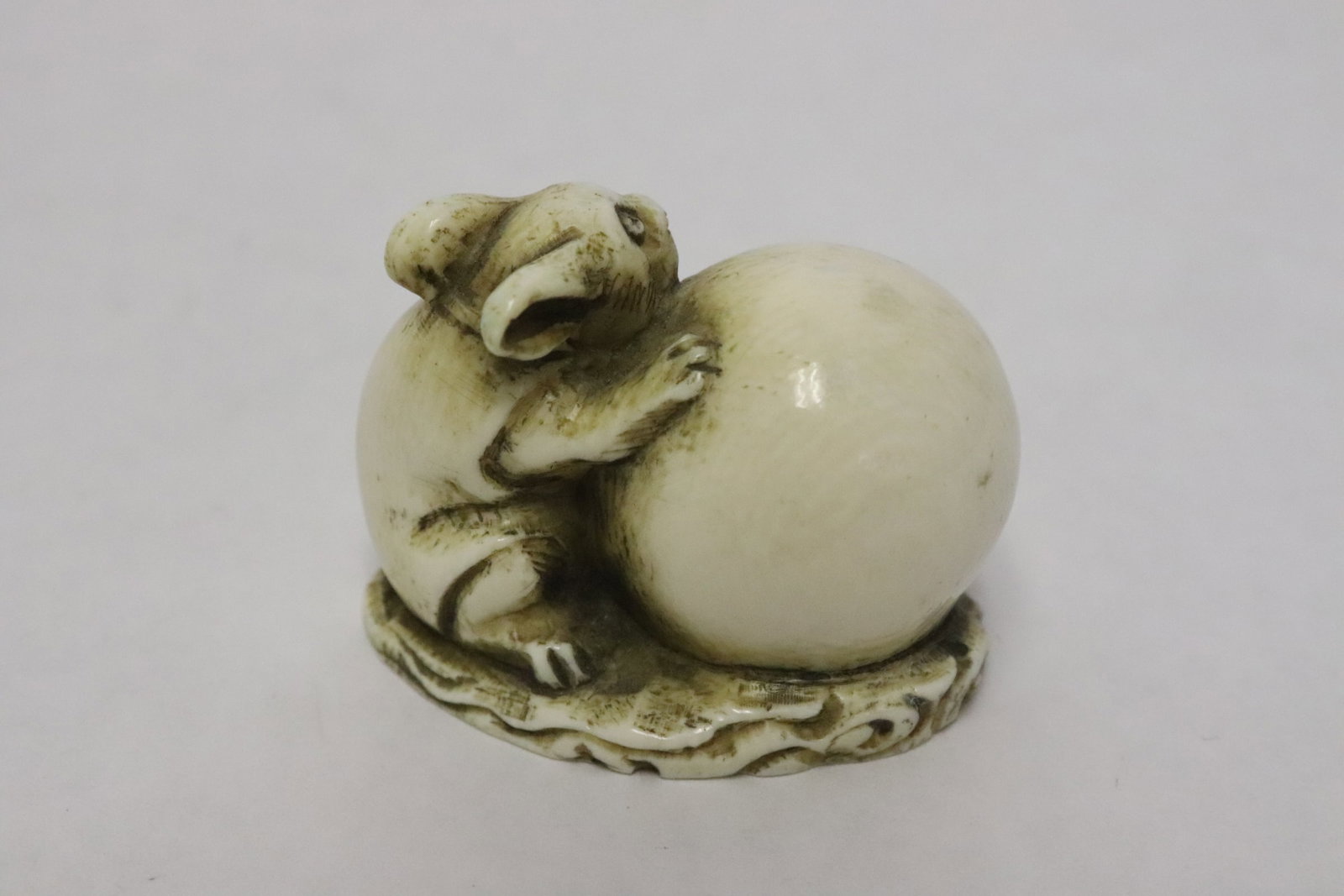 Japanese bone carved netsuke: Japanese bone carved netsuke, 1.35"H