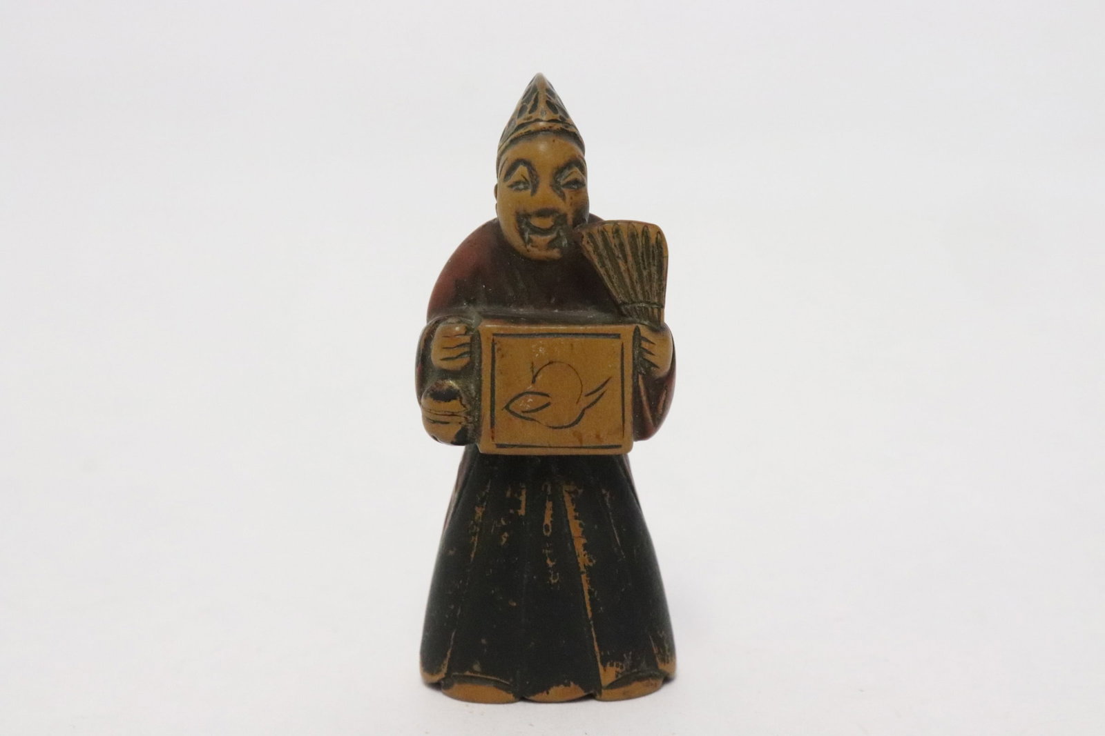 Japanese wood carved netsuke: Japanese wood carved netsuke, 2"H
