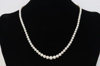 Graduated cultured pearl necklace w/ 14K Y/G clasp