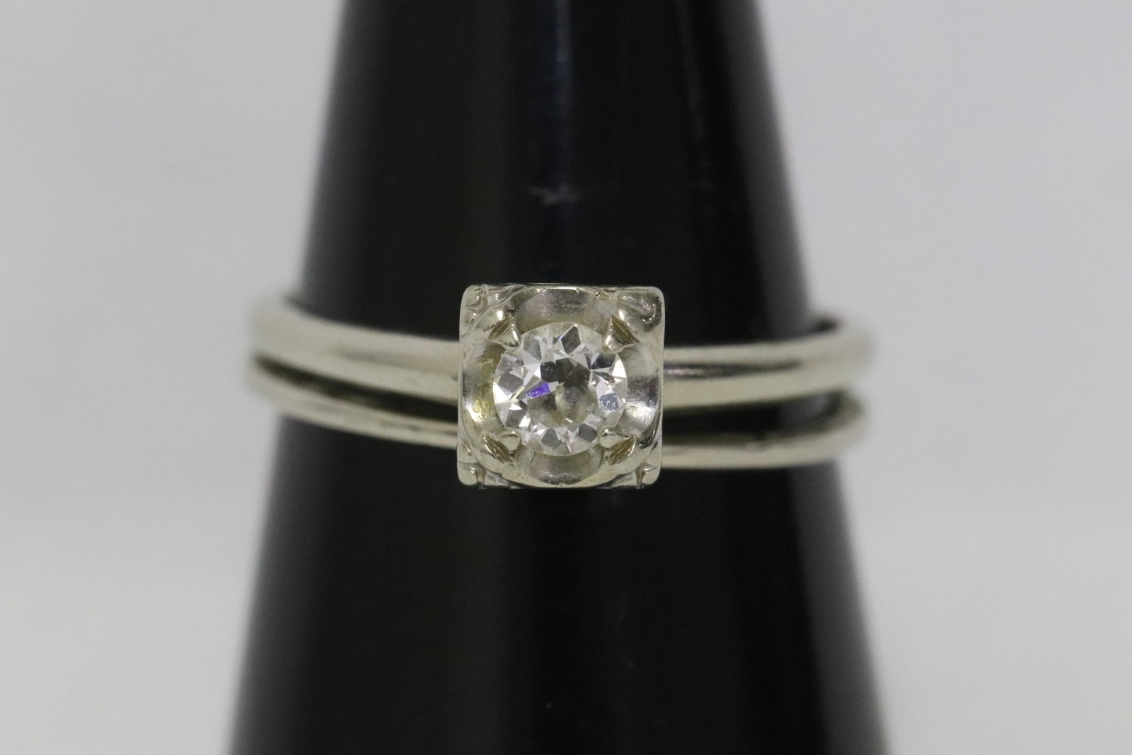 14K W/G diamond ring: 14K W/G diamond ring, center a gem quality diamond wt. approx. 0.30ct in VS/ G quality, wt. 3.3gm, size 8.5