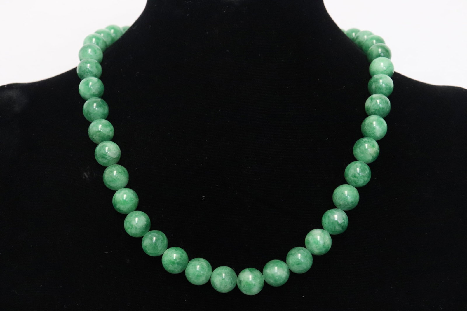 A jadeite like bead necklace: A jadeite like bead necklace, each bead measures approx. 10.4mm diameter