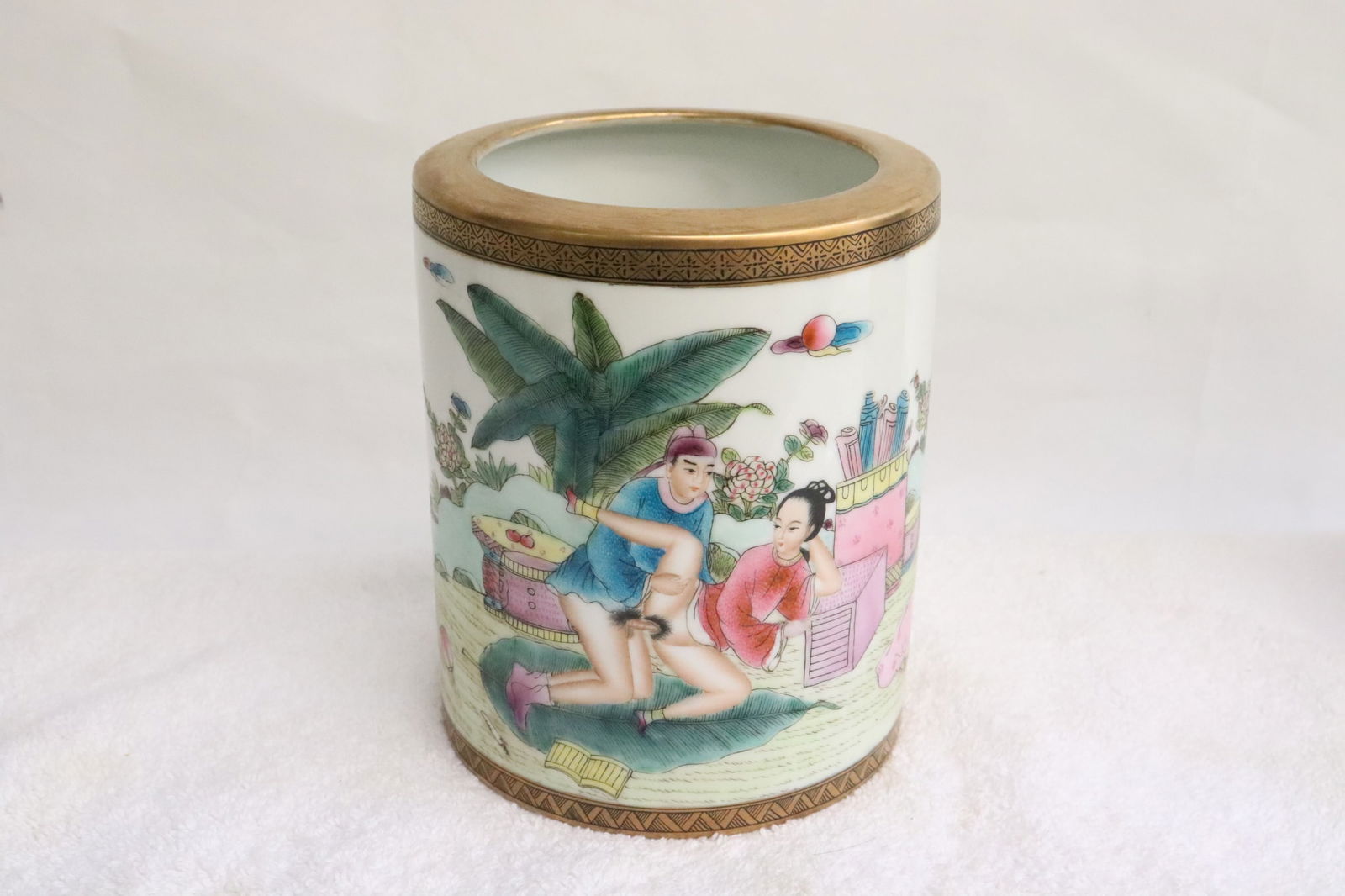 Chinese famille rose porcelain brush holder: Chinese famille rose porcelain brush holder, 5.65"x4.65"dia