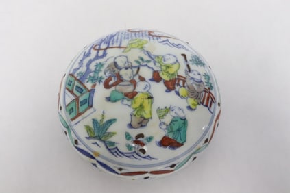 Wucai porcelain box