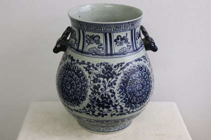 Large Chinese blue and white porcelain jar