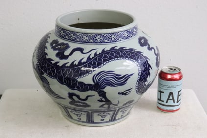 Chinese blue and white porcelain jar