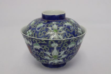 Famille rose porcelain covered bowl