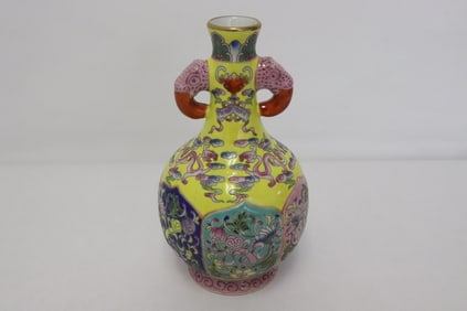 Fine Chinese famille rose porcelain vase