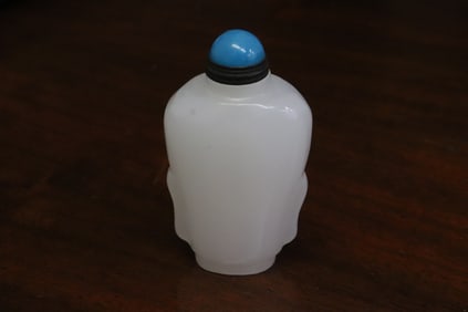 White Peking glass snuff bottle