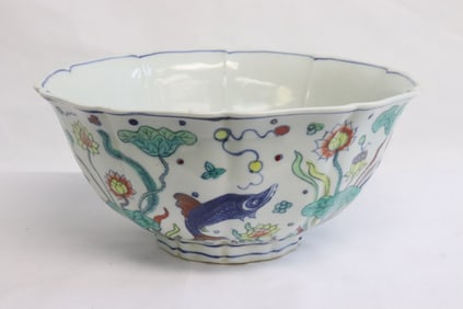 Beautiful Chinese large wucai porcelain bowl