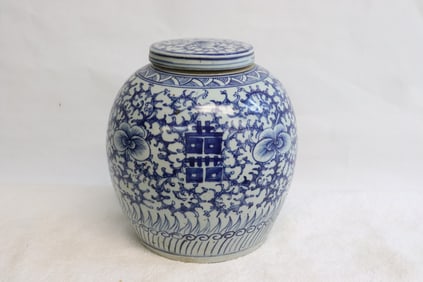 Chinese 19th/20th century blue & white covered jar