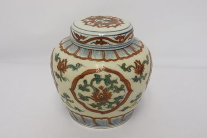 Chinese wucai porcelain covered jar