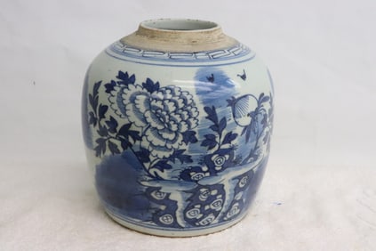 Chinese 18th/19th century blue & white porcelain jar