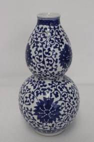 A blue and white porcelain gourd shape vase