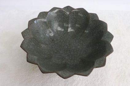 A Song style crackleware porcelain bowl