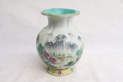 A beautiful famille rose porcelain vase