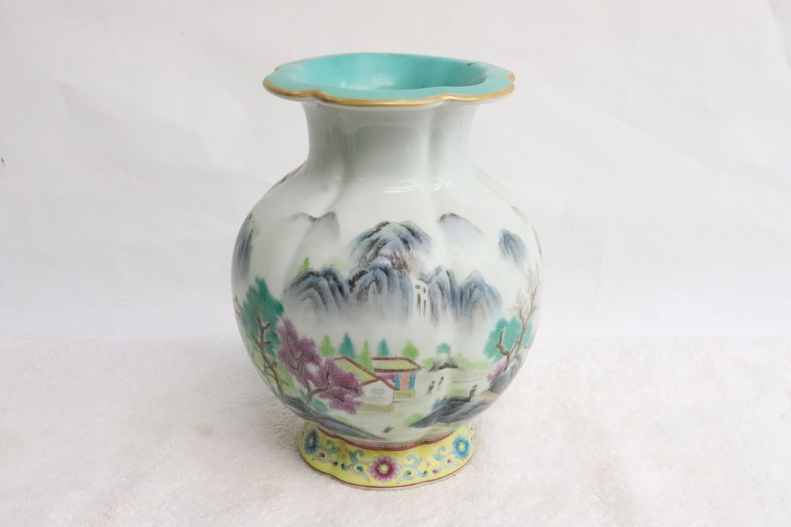 A beautiful famille rose porcelain vase: A beautiful famille rose porcelain vase, 7.6"x4.85"dia