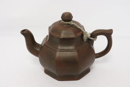 Very fine Chinese octagonal Yixing teapot