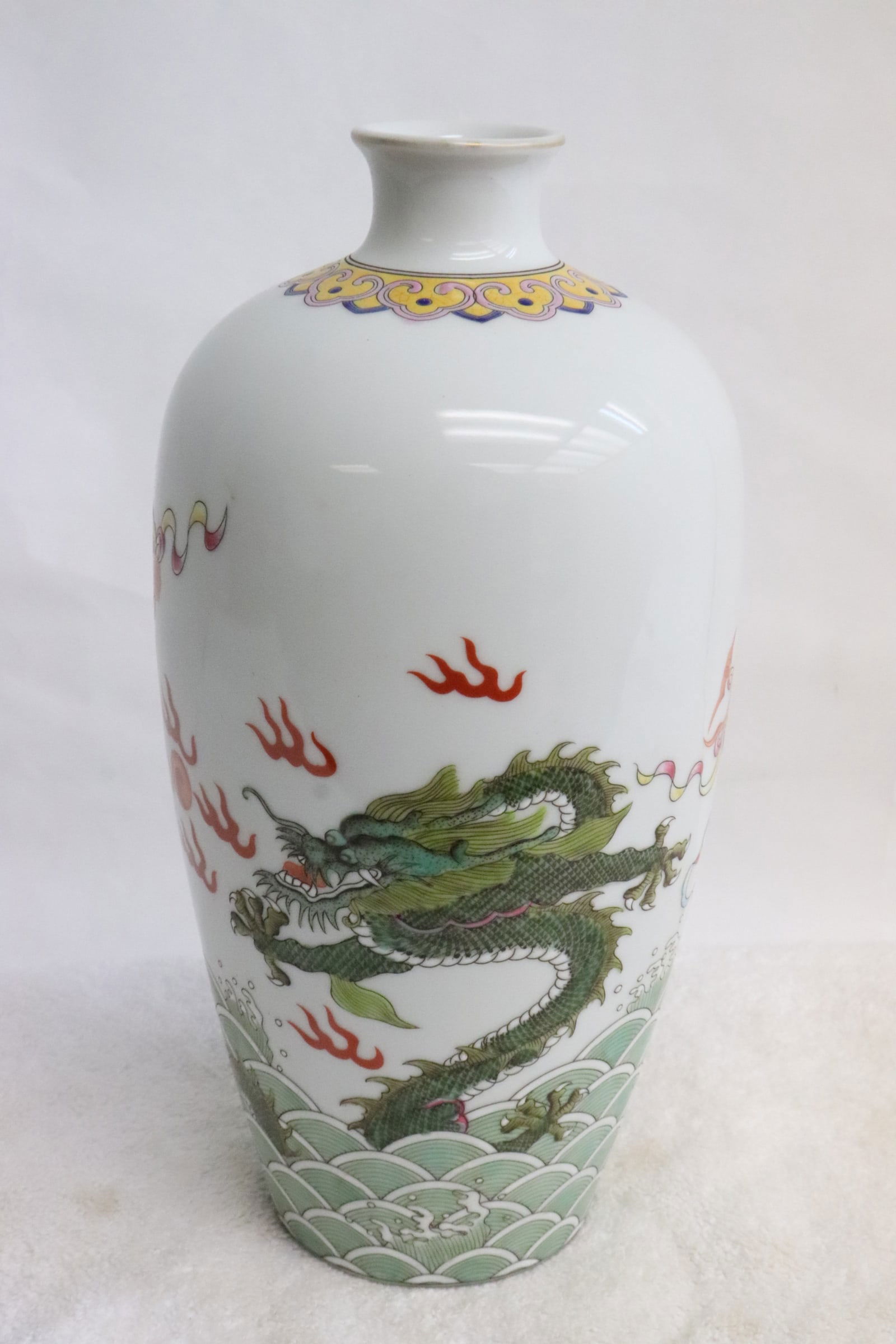 Fine Chinese famille rose porcelain vase: Fine Chinese famille rose porcelain vase, 9.3"x3.7"dia