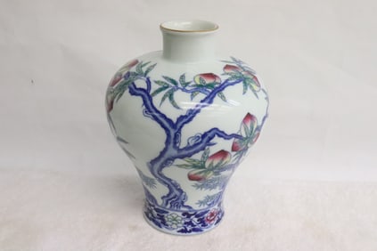 Beautiful Chinese famille rose porcelain vase