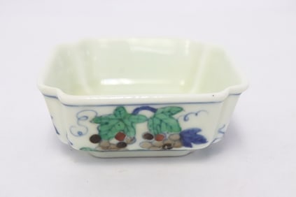 A wucai porcelain square tea cup