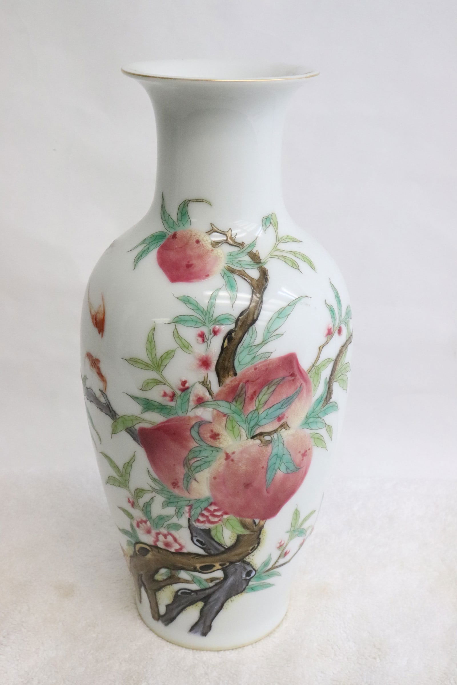 Beautiful Chinese famille rose porcelain vase: Beautiful Chinese famille rose porcelain vase, 9.75"x4.5"dia