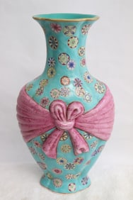 Beautiful Chinese famille rose porcelain vase