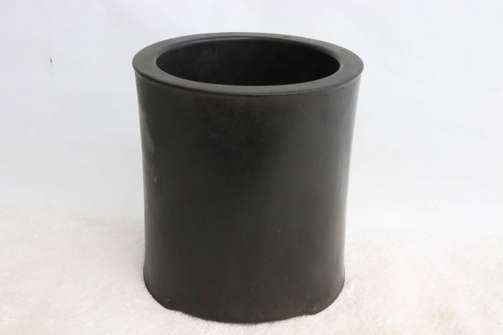 Chinese rosewood brush holder: Chinese rosewood brush holder, 5.5"x5.15"dia