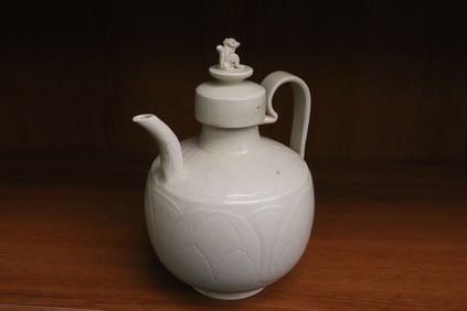 A Song style white porcelain wine server
