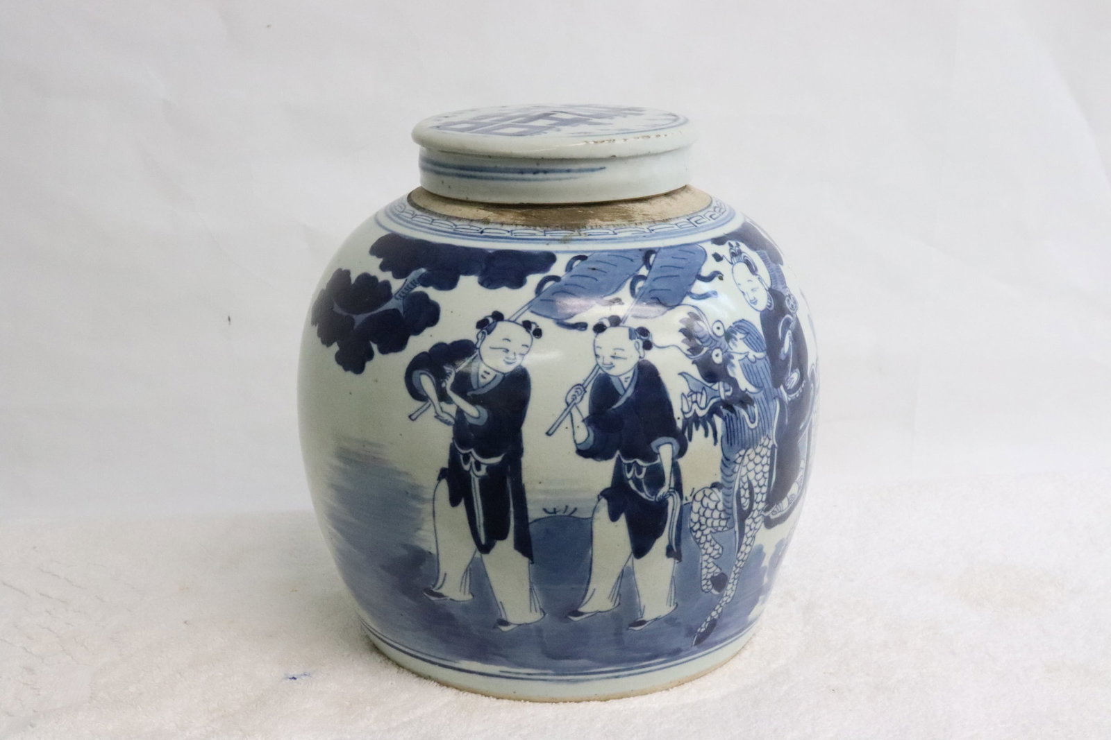 Chinese antique blue & white porcelain covered jar: Chinese antique blue and white porcelain covered jar, 9.25"x9.15"dia