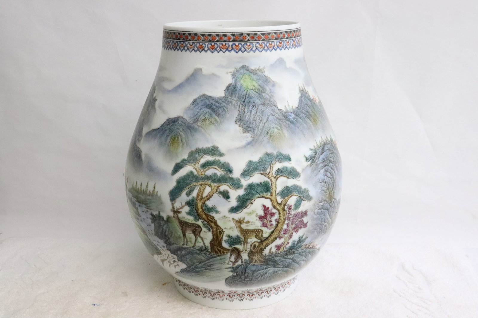 Large Chinese famille rose porcelain jar: Large Chinese famille rose porcelain jar, 14.2"x11.6"dia